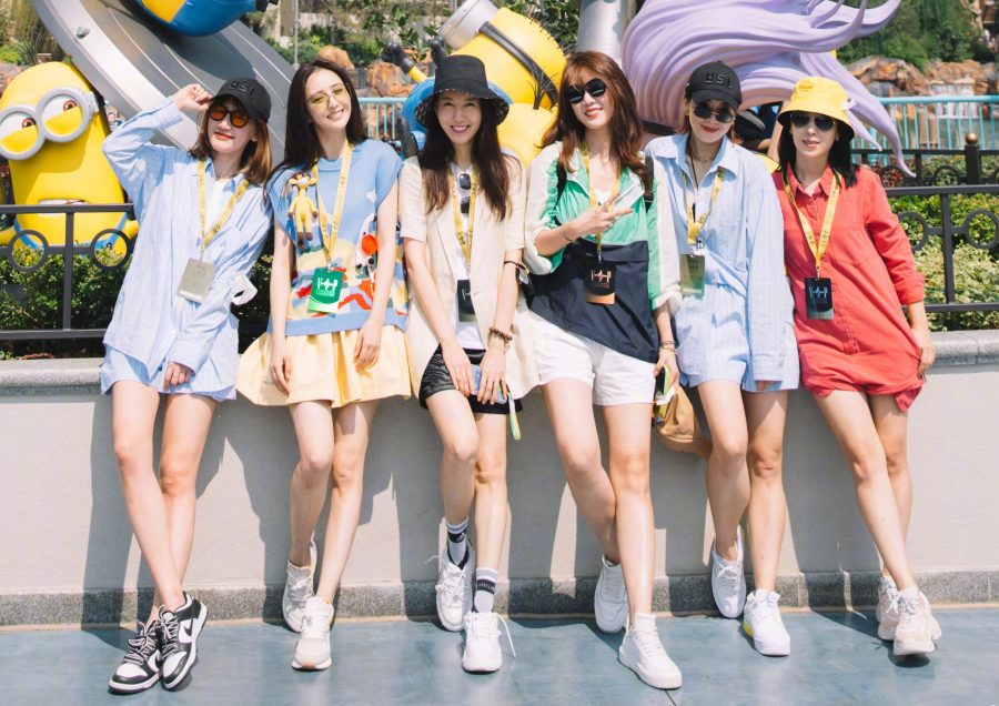 Tong Liya's legs are so beautiful when she goes to Universal Studios with her girlfriends(8/11)