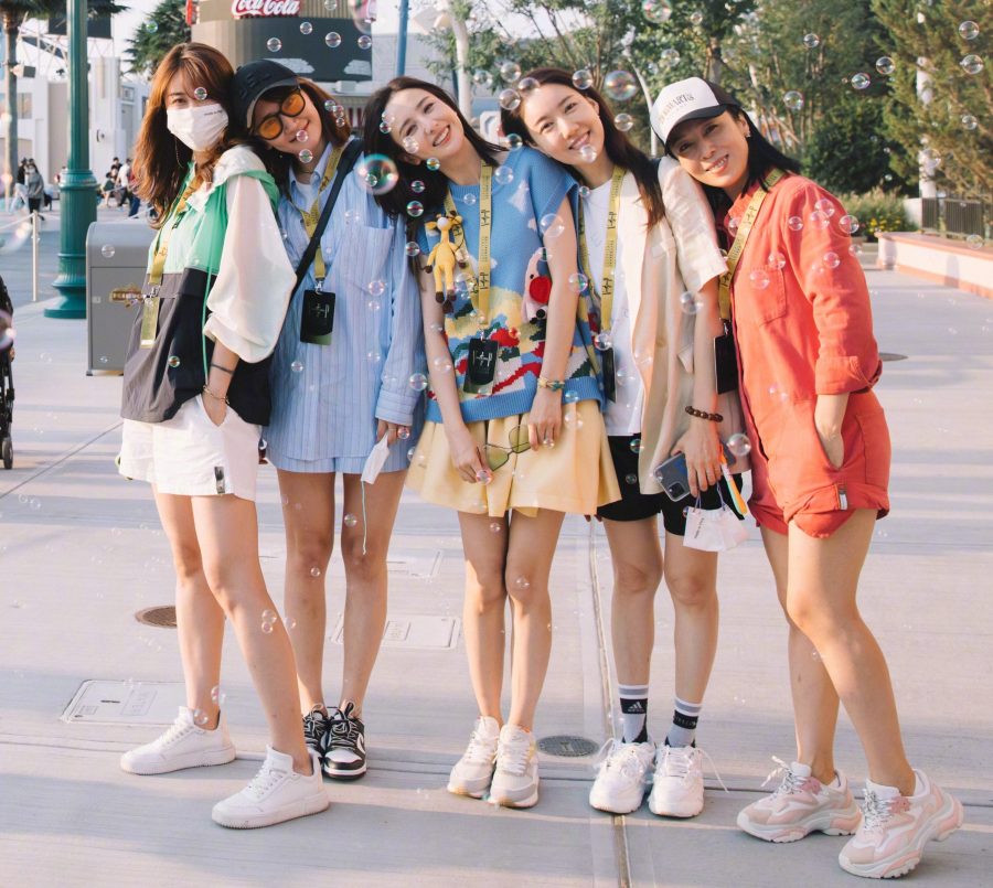 Tong Liya's legs are so beautiful when she goes to Universal Studios with her girlfriends(9/11)