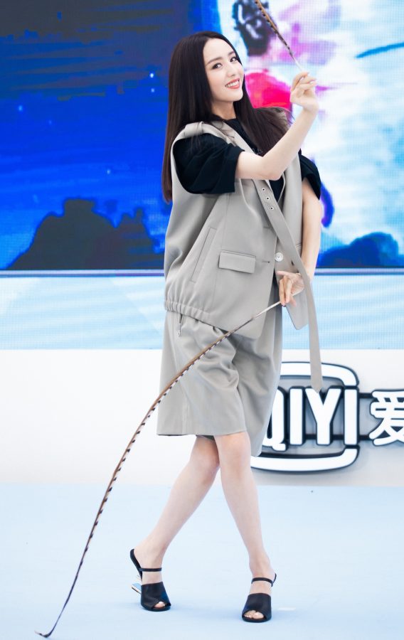 佟丽娅排练舞蹈顺滑的玉腿和美足(2/2)