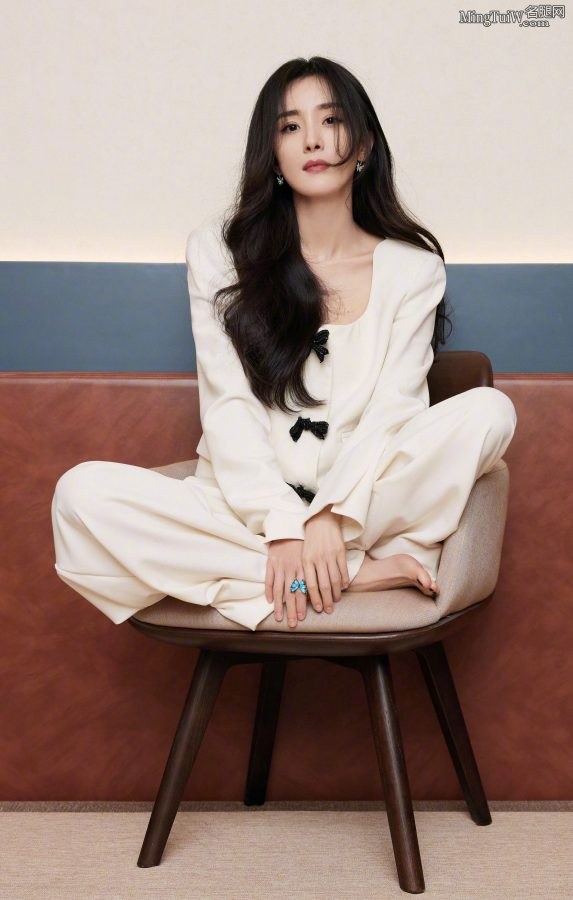 女明星杨幂穿白色套装不穿鞋展示美好的脚丫(2/9)