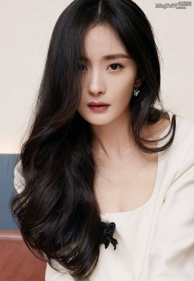 Female star Yang Mi wears a white suit without shoes to show off her beautiful feet(3/9)