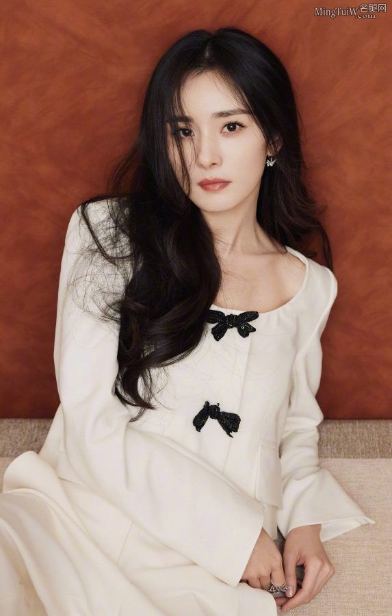 Female star Yang Mi wears a white suit without shoes to show off her beautiful feet(5/9)