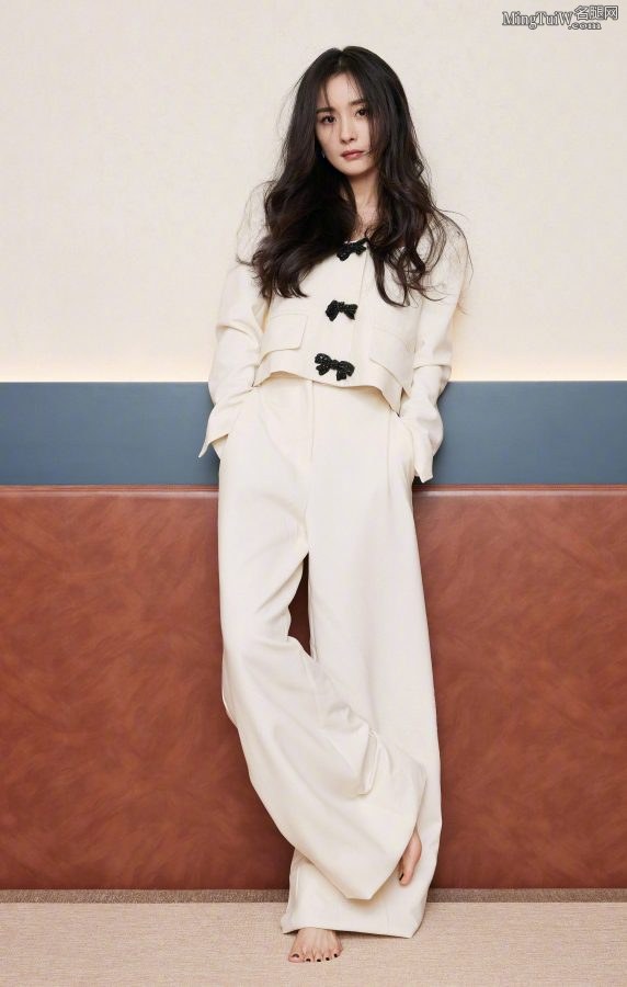 女明星杨幂穿白色套装不穿鞋展示美好的脚丫(6/9)