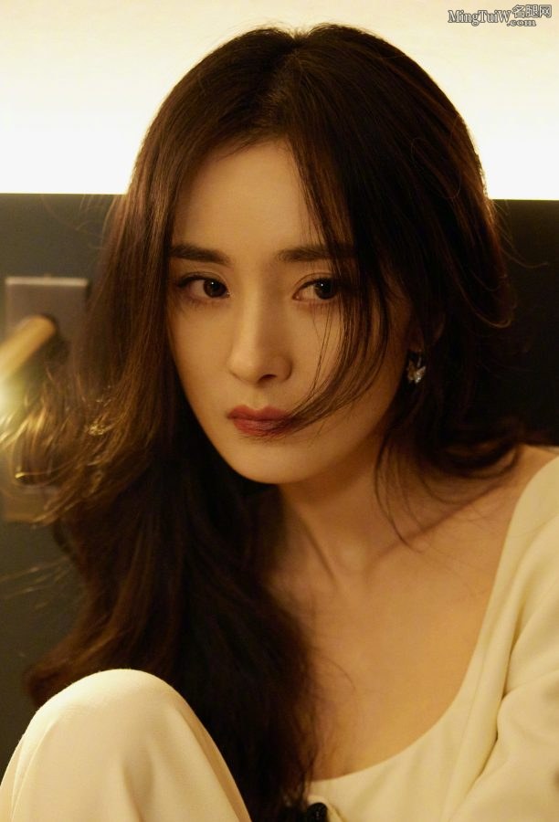 女明星杨幂穿白色套装不穿鞋展示美好的脚丫(9/9)