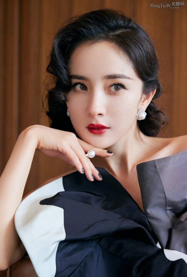 杨幂复古卷发风情万种玉臂美手迷人(1/8)