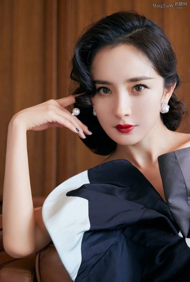 杨幂复古卷发风情万种玉臂美手迷人(2/8)