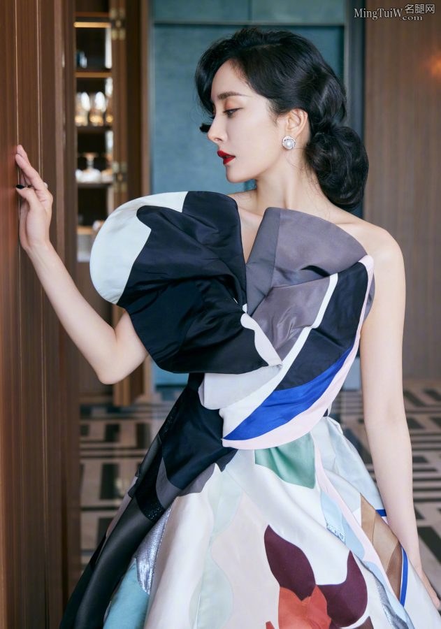 杨幂复古卷发风情万种玉臂美手迷人(4/8)