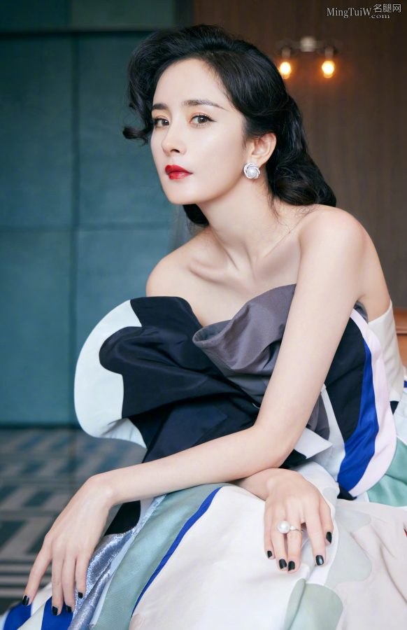 杨幂复古卷发风情万种玉臂美手迷人(6/8)