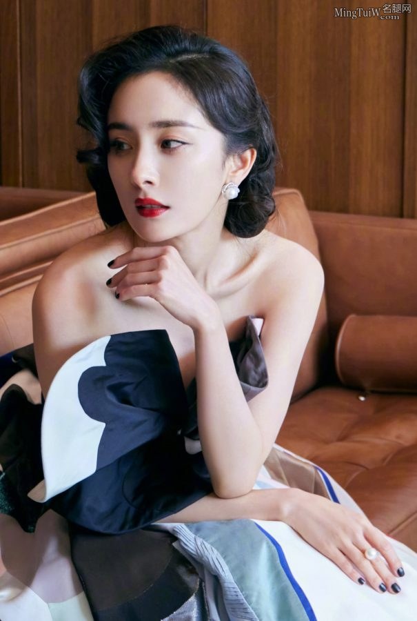 杨幂复古卷发风情万种玉臂美手迷人(7/8)
