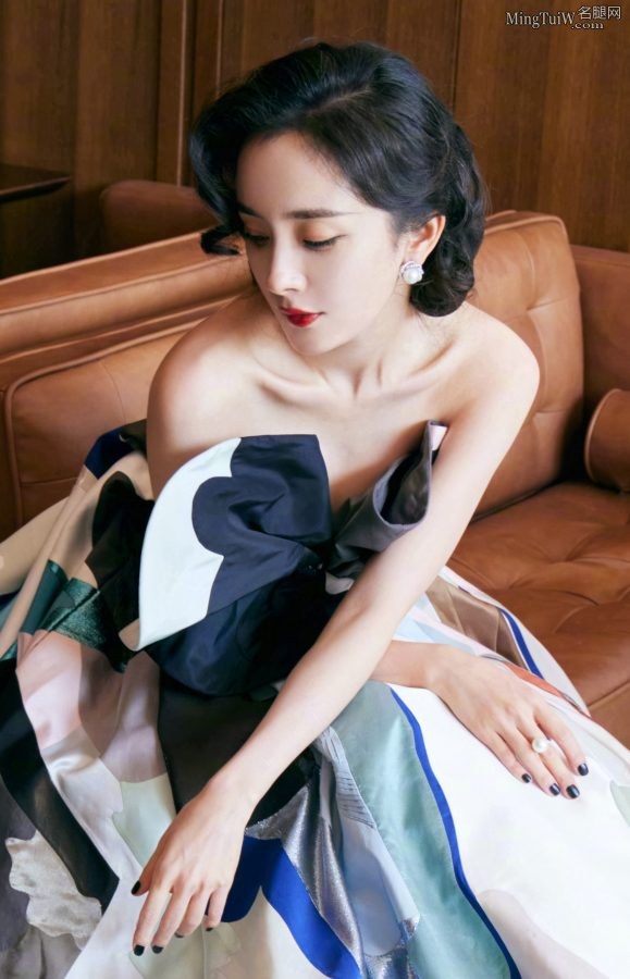 杨幂复古卷发风情万种玉臂美手迷人(8/8)