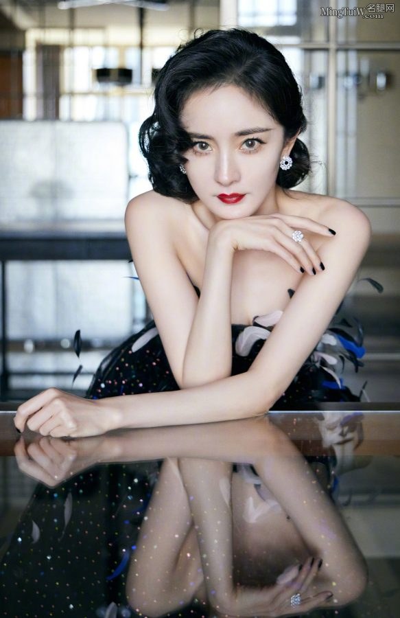 杨幂复古发型穿黑天鹅长裙高贵魅力动人心魄(1/11)
