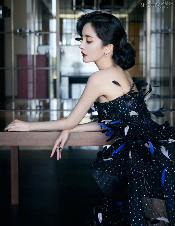 杨幂复古发型穿黑天鹅长裙高贵魅力动人心魄(7/11)