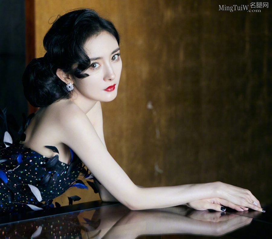 杨幂复古发型穿黑天鹅长裙高贵魅力动人心魄(8/11)