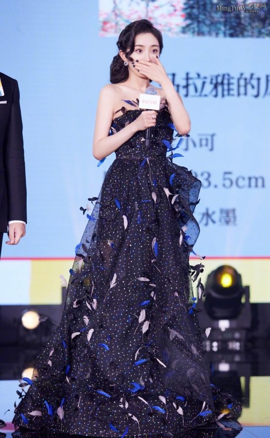 杨幂复古发型穿黑天鹅长裙高贵魅力动人心魄(9/11)