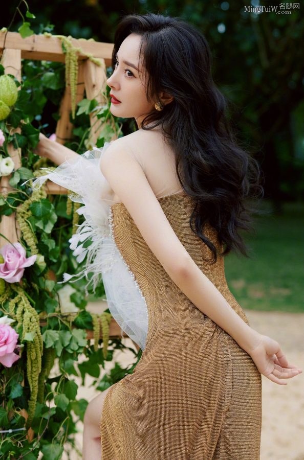 Where the flowers are blooming, Yang Mi has a slim waist and long legs like a fairy(7/11)