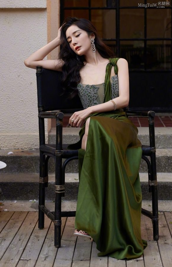 杨幂气质优雅高贵穿绿色开叉礼服秀长腿(1/7)