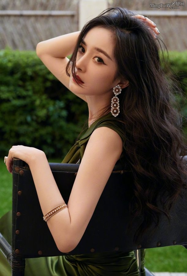 杨幂气质优雅高贵穿绿色开叉礼服秀长腿(3/7)