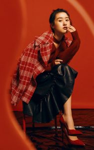 袁冰妍为时尚杂志拍写真穿红色细高跟足弓美