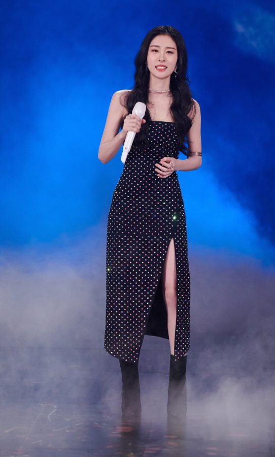 张碧晨美腿光滑坐姿优雅演唱(4/10)