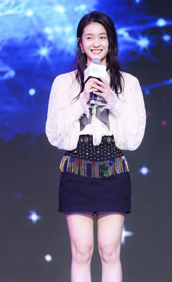 张雪迎超短裙长腿小妹子太美(2/4)