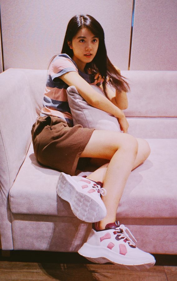 美少女赵今麦运动鞋美腿(1/4)