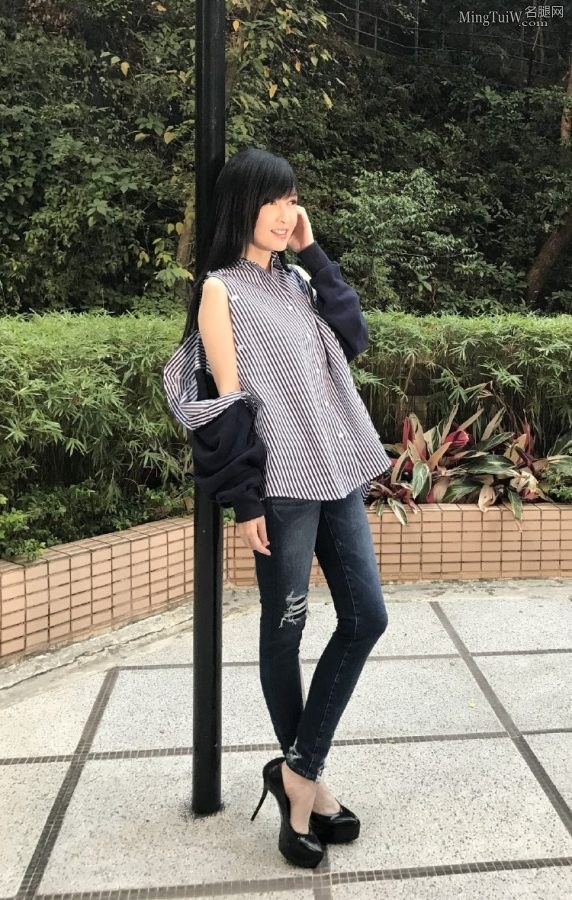 周慧敏紧身牛仔裤黑色恨天高跟鞋(1/2)