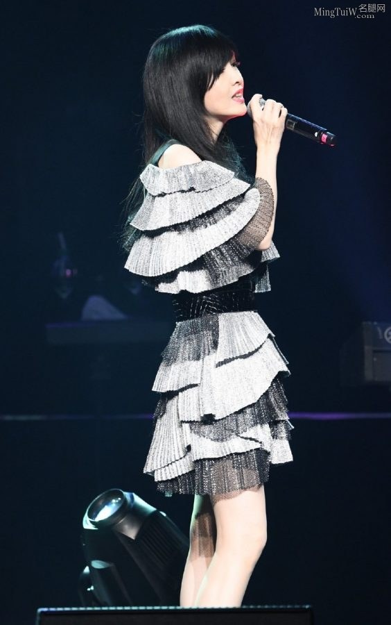 周慧敏演唱会大秀美长腿(3/3)