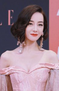 迪丽热巴一袭灯笼袖拖尾长裙这特么是什么神仙身材