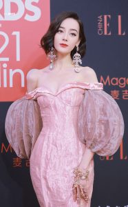 迪丽热巴一袭灯笼袖拖尾长裙这特么是什么神仙身材