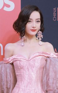 迪丽热巴一袭灯笼袖拖尾长裙这特么是什么神仙身材