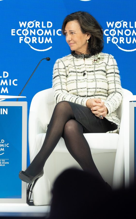 西班牙银行家Ana Botín腿穿黑丝参加会议（第1张/共3张）