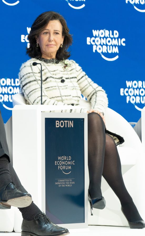 西班牙银行家Ana Botín腿穿黑丝参加会议（第2张/共3张）