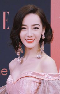 迪丽热巴一袭灯笼袖拖尾长裙这特么是什么神仙身材