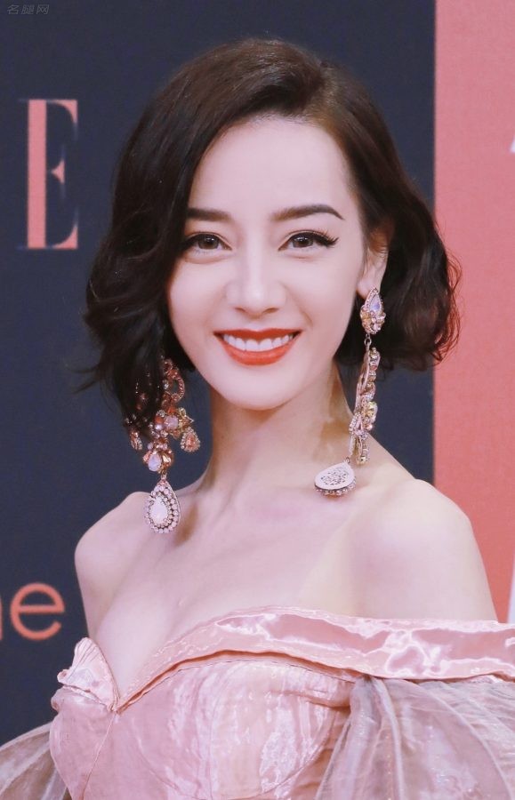 迪丽热巴一袭灯笼袖拖尾长裙这特么是什么神仙身材(13/14)