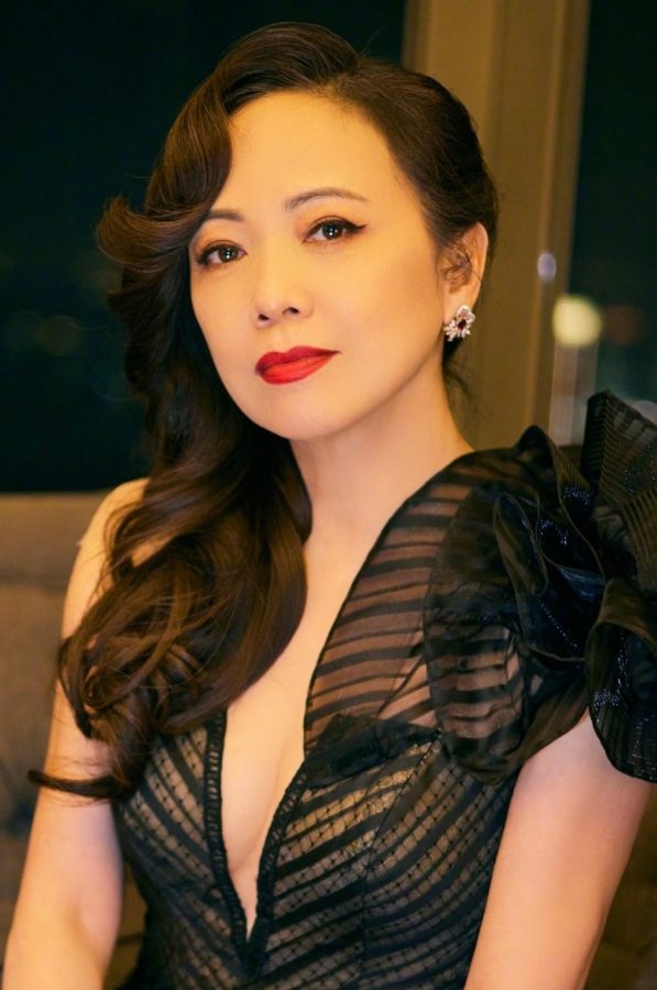 女演员邓萃雯黑色高贵礼服上围丰满(2/4)