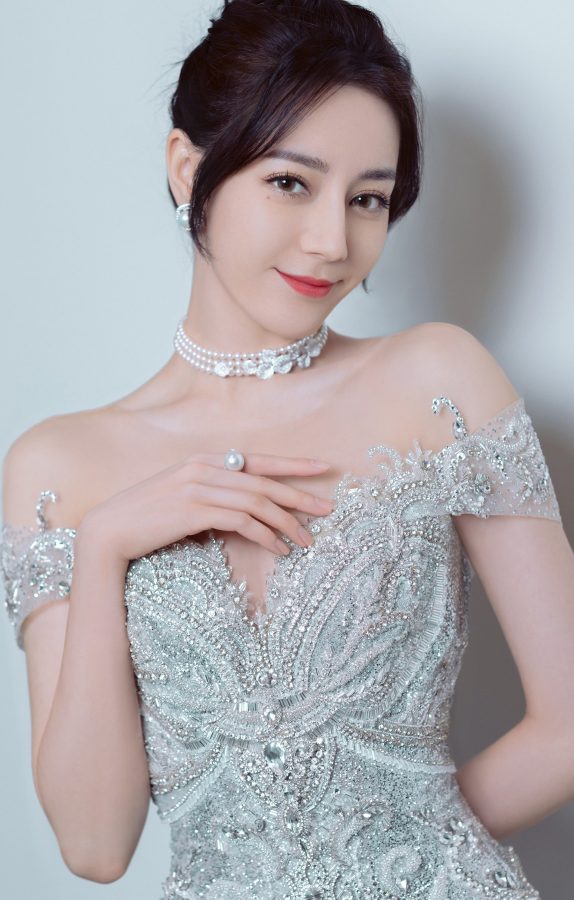 迪丽热巴穿璀璨裹身礼服腰细胯宽S型身材(2/10)