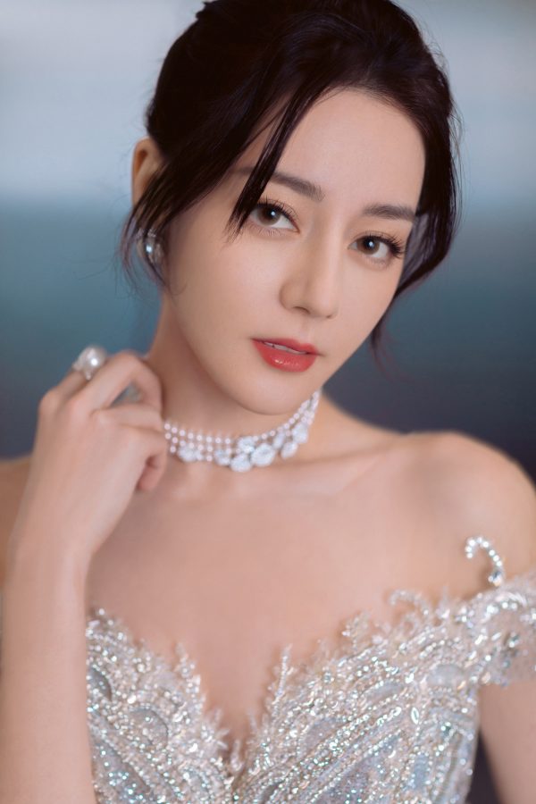迪丽热巴穿璀璨裹身礼服腰细胯宽S型身材(4/10)