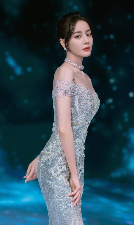 Dilraba wears a bright wrap dress and has an S-shaped figure with a slim waist and wide hips.(9/10)