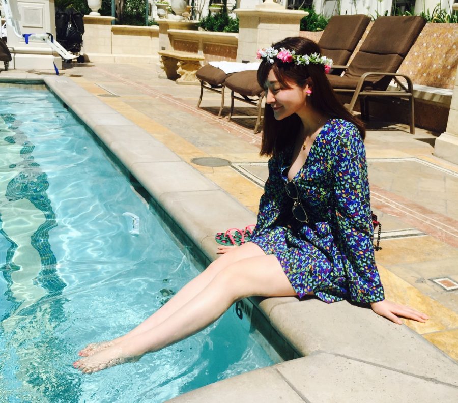 方龄泳池边秀美腿玉足(5/6)