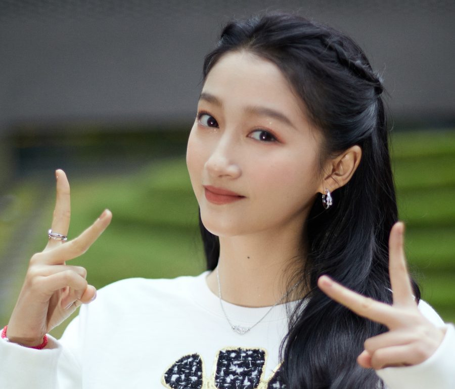 关晓彤白腿玉手表情可爱(5/5)