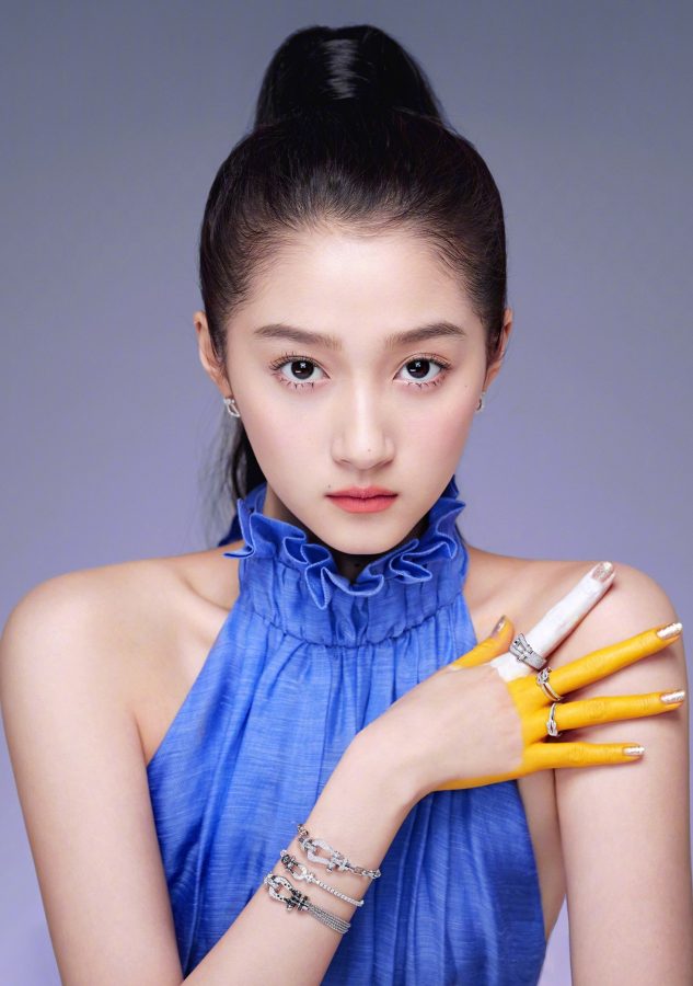 北京女孩关晓彤马尾辫白腿登录《精品购物指南》(5/5)