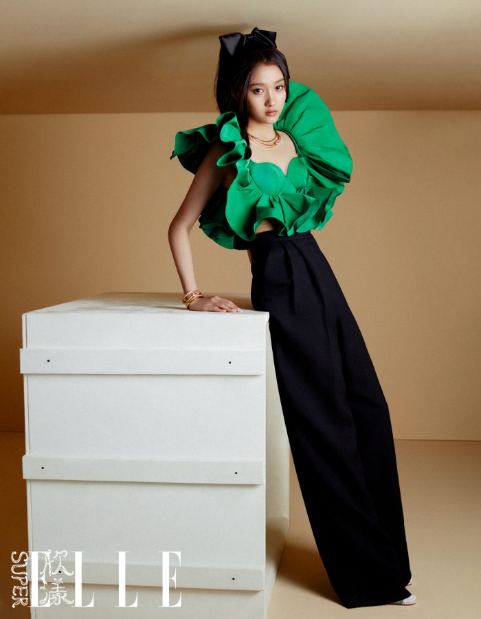 Guan Xiaotong shows off her beautiful legs and figure in multiple outfits in "ELLE" fashion magazine(8/10)