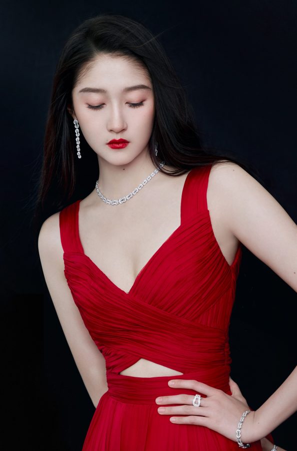 Guan Xiaotong shows off her beautiful legs and elegant temperament in a low-cut slit dress(4/7)