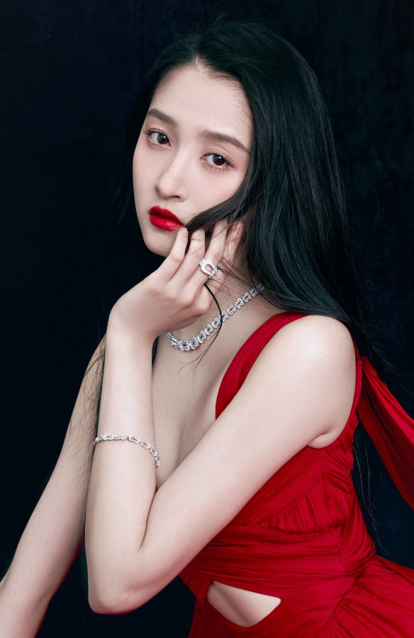 Guan Xiaotong shows off her beautiful legs and elegant temperament in a low-cut slit dress(7/7)