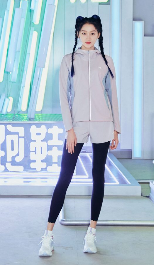 安踏女代言人关晓彤长腿穿紧身运动裤现身活动现场(3/7)
