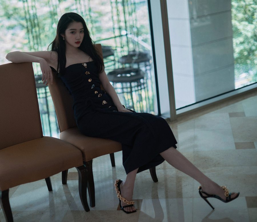 Guan Xiaotong's tender feet wear stilettos and she has a cool temperament(2/5)