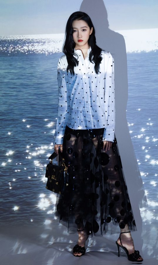 Guan Xiaotong's hazy long legs in a tulle dress(3/7)