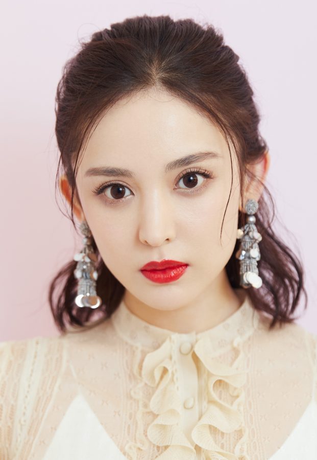 古力娜扎红唇玉手美腿明艳写真(2/4)