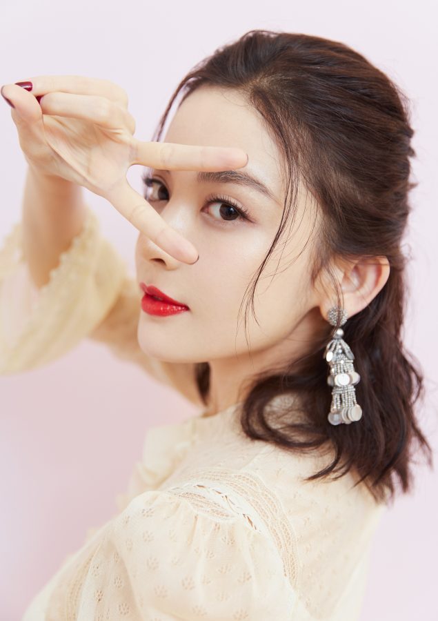 古力娜扎红唇玉手美腿明艳写真(3/4)