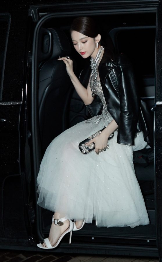 Guli Nazha's beautiful feet appeared in fashion events wearing cool high heels(5/5)